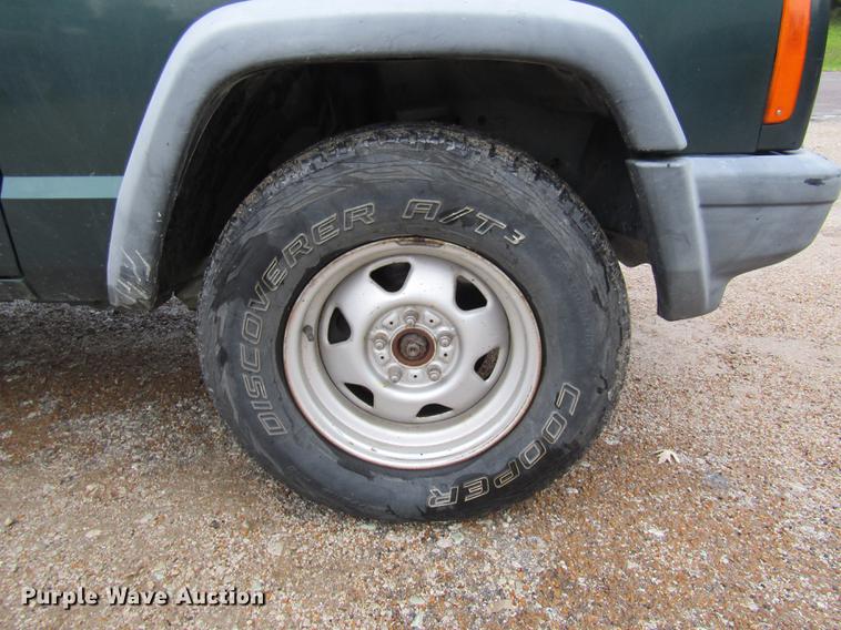 image for item DE5883 1999 Jeep Cherokee SUV