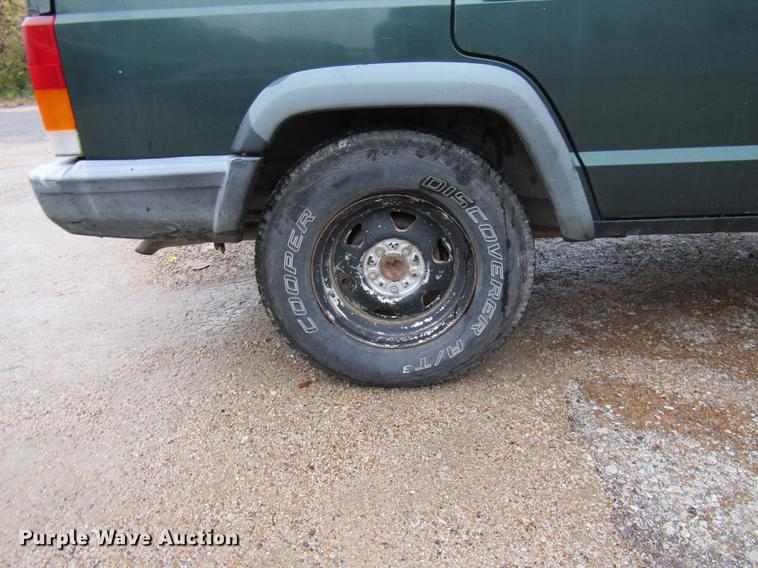 image for item DE5883 1999 Jeep Cherokee SUV