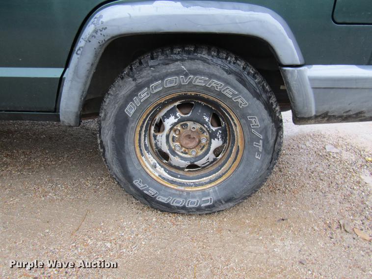 image for item DE5883 1999 Jeep Cherokee SUV