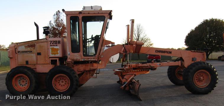image for item DE5895 1993 Champion 720A motor grader