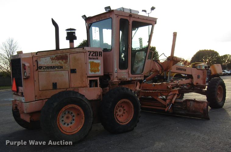 image for item DE5895 1993 Champion 720A motor grader
