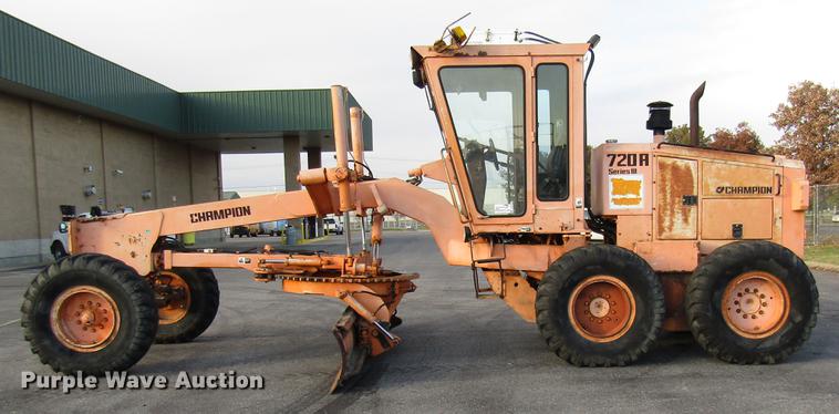 image for item DE5895 1993 Champion 720A motor grader