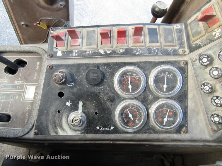 image for item DE5895 1993 Champion 720A motor grader