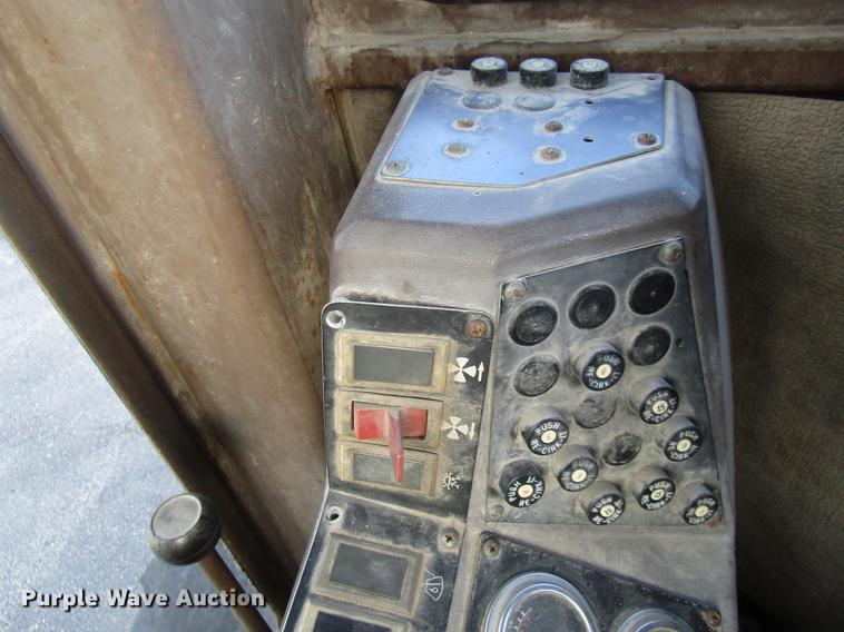 image for item DE5895 1993 Champion 720A motor grader