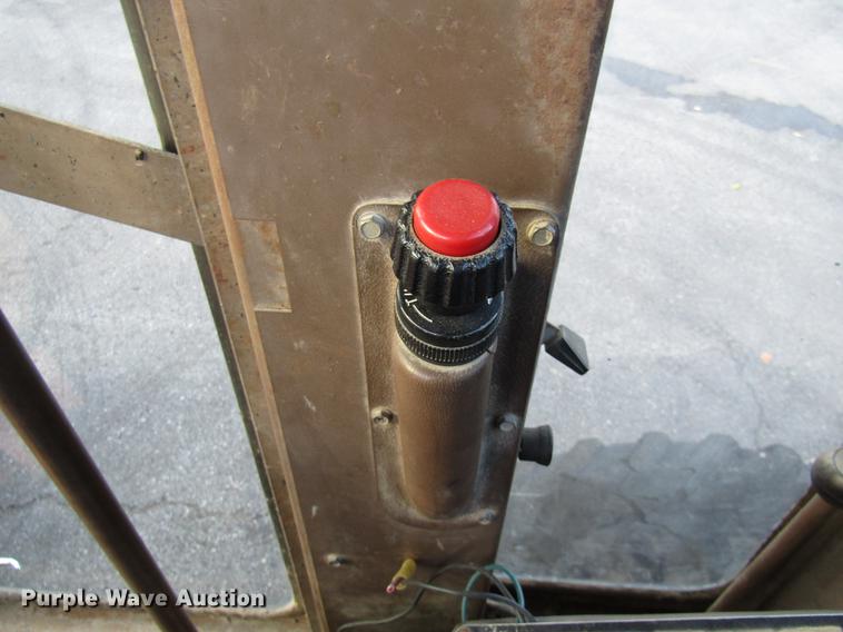 image for item DE5895 1993 Champion 720A motor grader