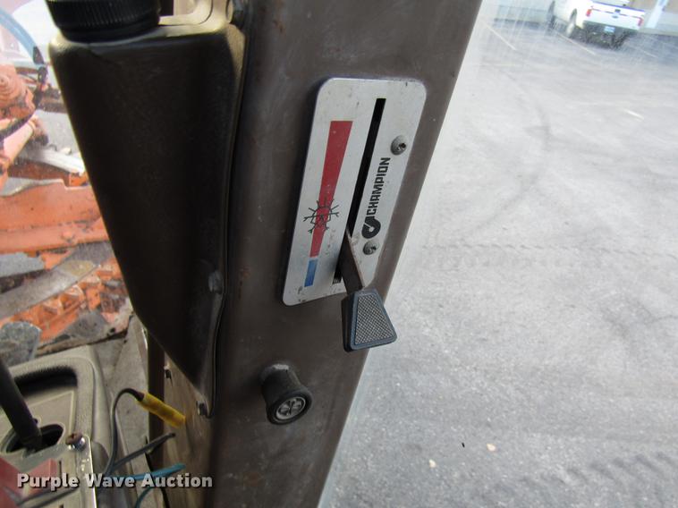 image for item DE5895 1993 Champion 720A motor grader