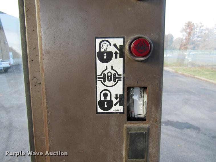 image for item DE5895 1993 Champion 720A motor grader