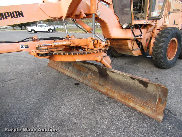 image for item DE5895 1993 Champion 720A motor grader