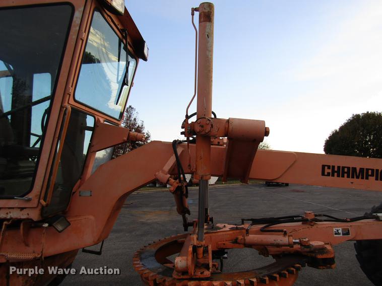 image for item DE5895 1993 Champion 720A motor grader