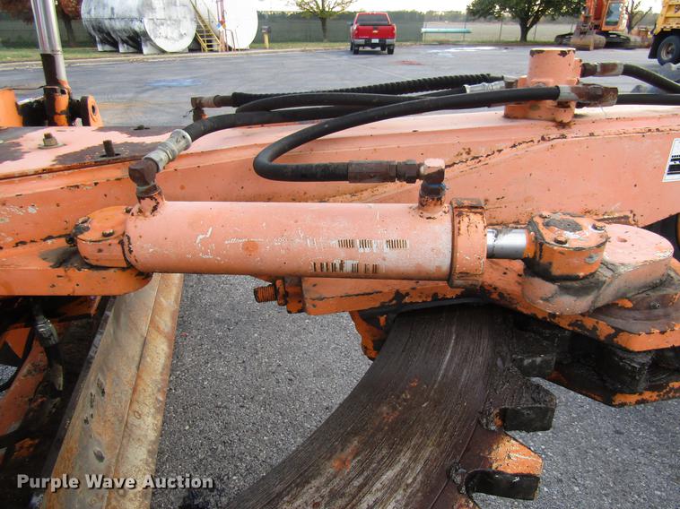 image for item DE5895 1993 Champion 720A motor grader