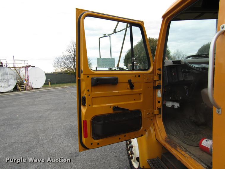 image for item DE5904 1997 International 4900 dump truck