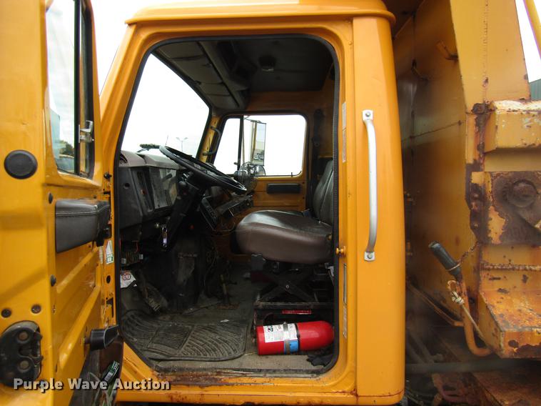 image for item DE5904 1997 International 4900 dump truck