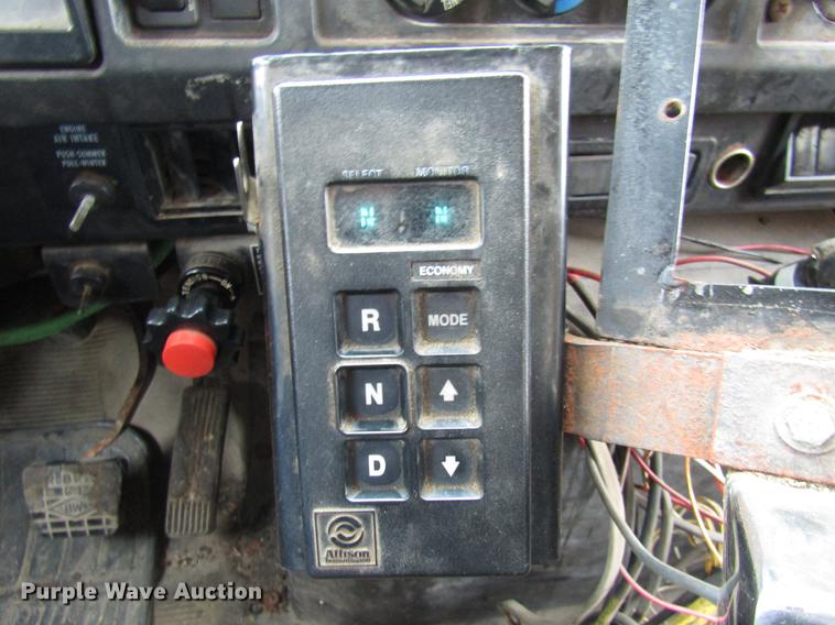 image for item DE5904 1997 International 4900 dump truck