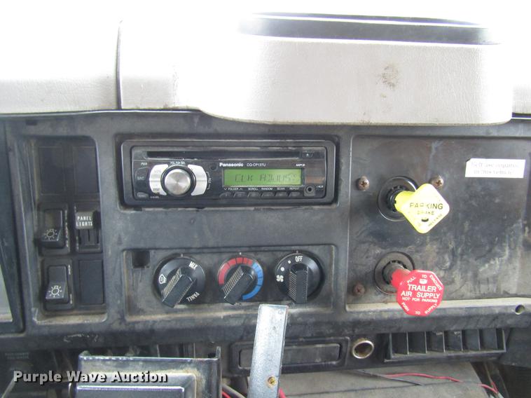 image for item DE5904 1997 International 4900 dump truck