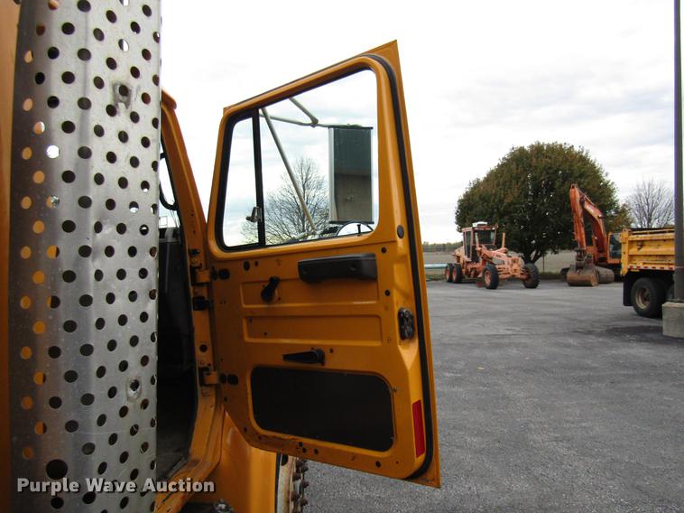 image for item DE5904 1997 International 4900 dump truck