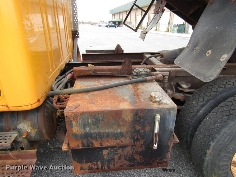 image for item DE5904 1997 International 4900 dump truck