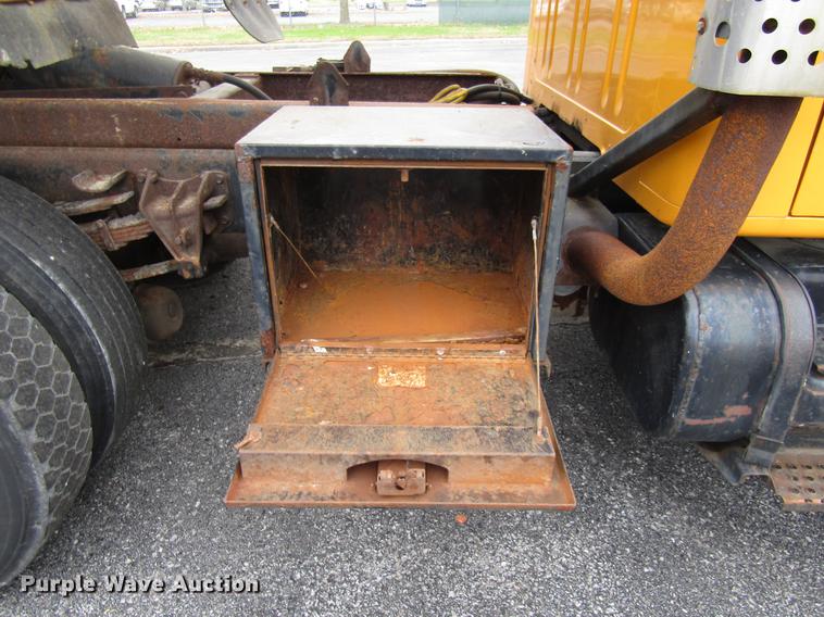 image for item DE5904 1997 International 4900 dump truck