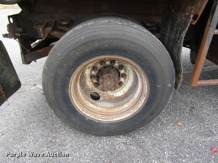 image for item DE5904 1997 International 4900 dump truck