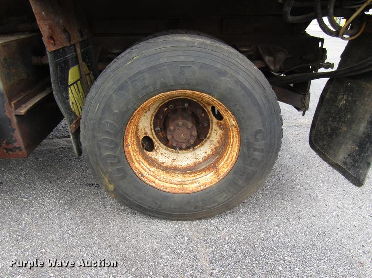 image for item DE5904 1997 International 4900 dump truck