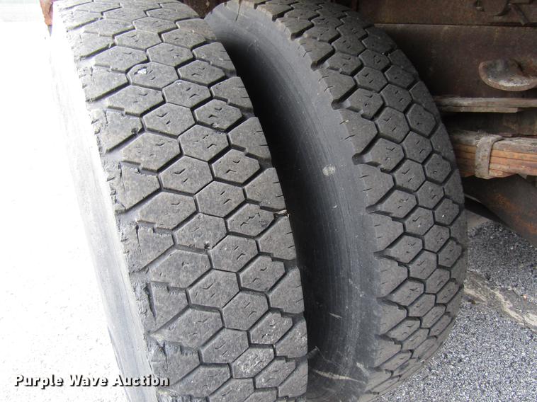 image for item DE5904 1997 International 4900 dump truck