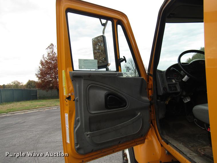 image for item DE5905 2005 International 7400 dump truck