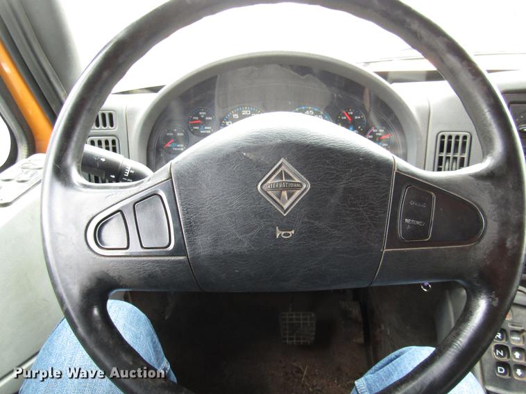 image for item DE5905 2005 International 7400 dump truck