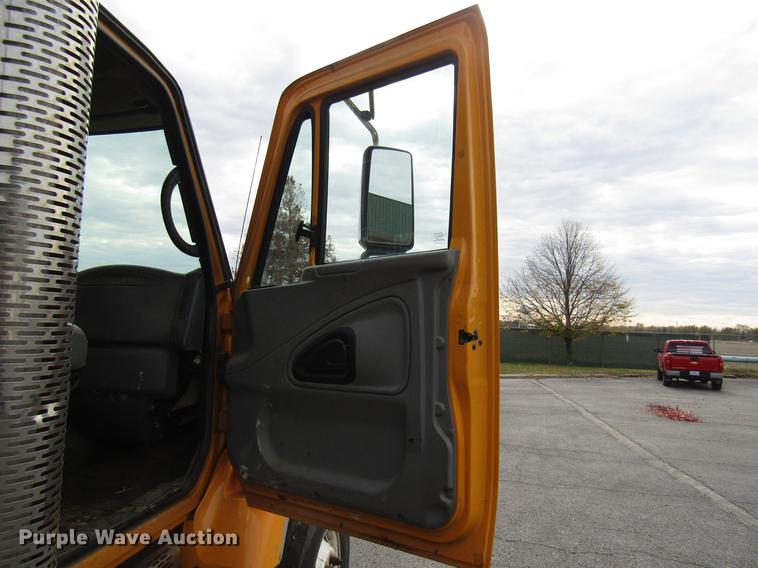 image for item DE5905 2005 International 7400 dump truck