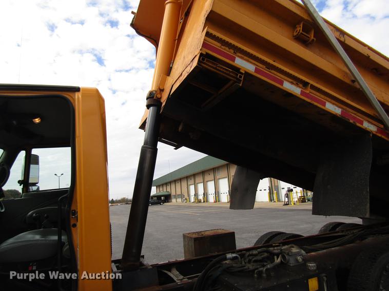 image for item DE5905 2005 International 7400 dump truck