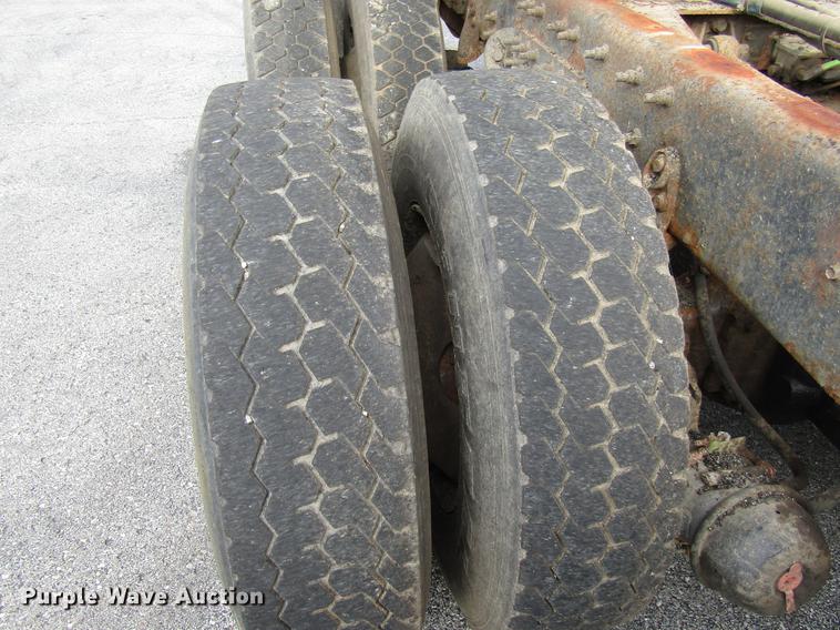 image for item DE5905 2005 International 7400 dump truck