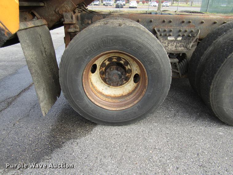 image for item DE5905 2005 International 7400 dump truck