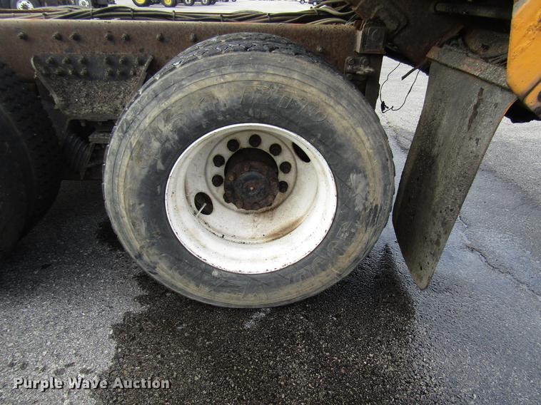 image for item DE5905 2005 International 7400 dump truck