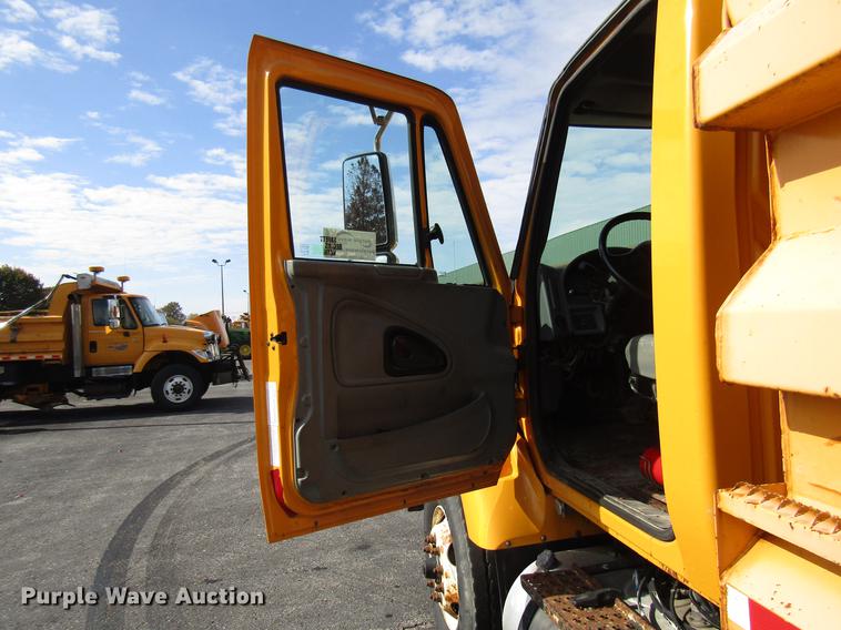 image for item DE5906 2002 International 7400 dump truck