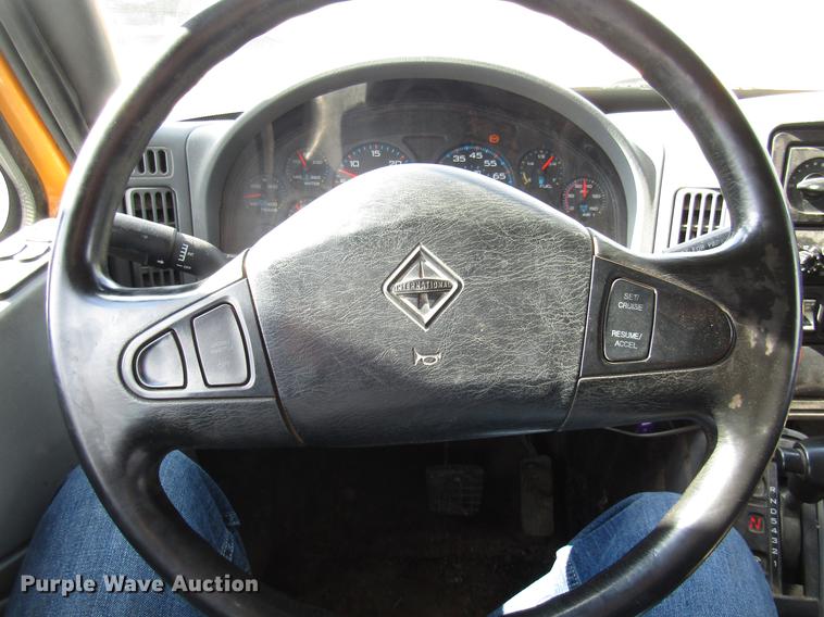 image for item DE5906 2002 International 7400 dump truck