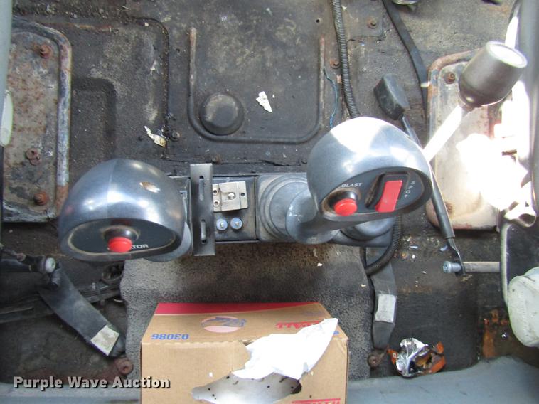 image for item DE5906 2002 International 7400 dump truck