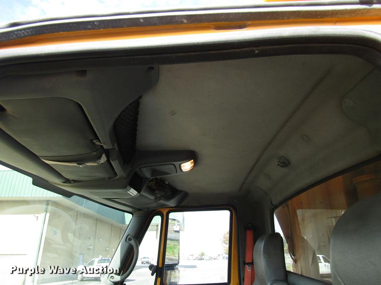 image for item DE5906 2002 International 7400 dump truck