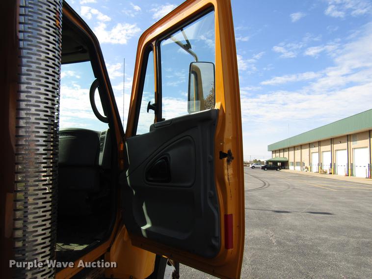 image for item DE5906 2002 International 7400 dump truck