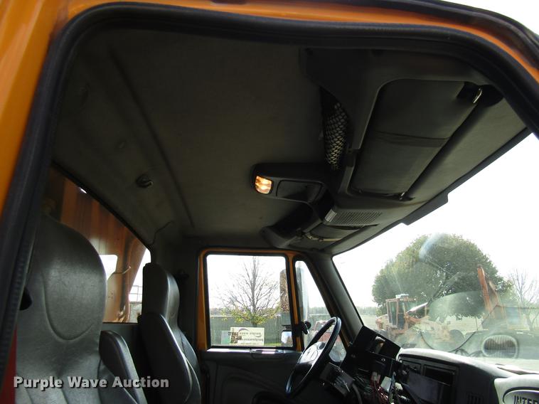 image for item DE5906 2002 International 7400 dump truck