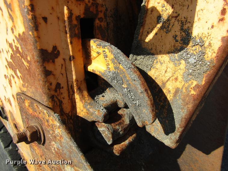 image for item DE5906 2002 International 7400 dump truck