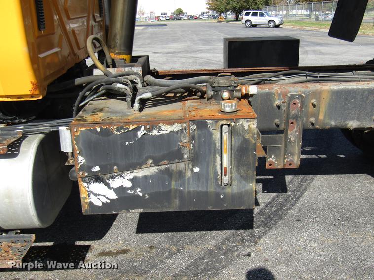 image for item DE5906 2002 International 7400 dump truck