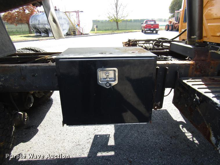image for item DE5906 2002 International 7400 dump truck