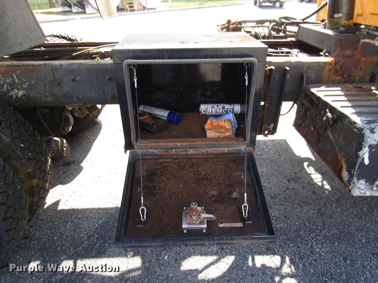 image for item DE5906 2002 International 7400 dump truck