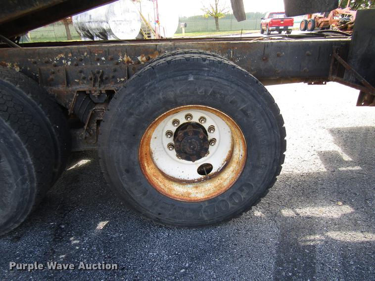 image for item DE5906 2002 International 7400 dump truck