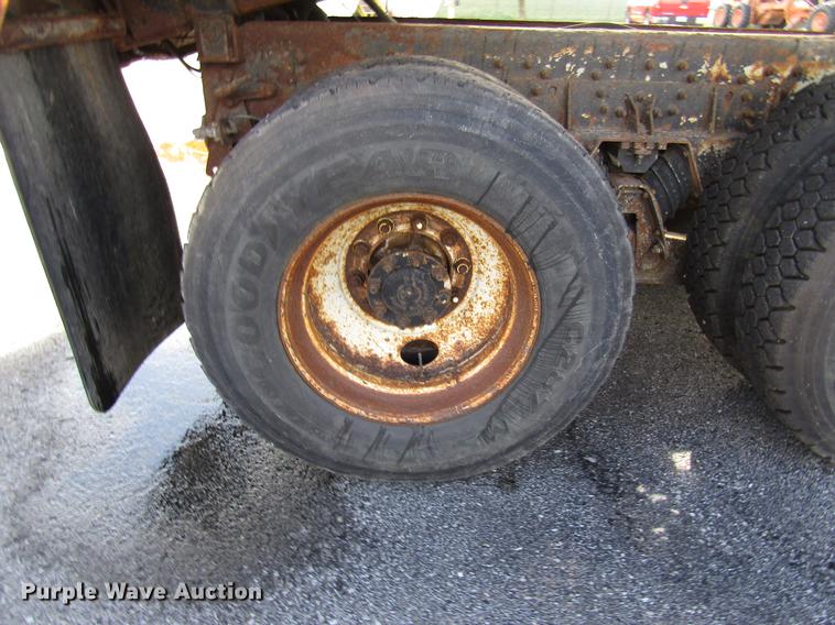 image for item DE5906 2002 International 7400 dump truck