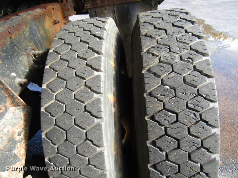 image for item DE5906 2002 International 7400 dump truck