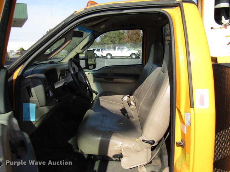 image for item DE5908 2004 Ford F550 bucket truck