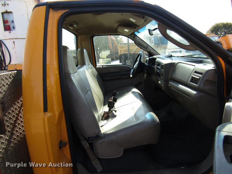 image for item DE5908 2004 Ford F550 bucket truck