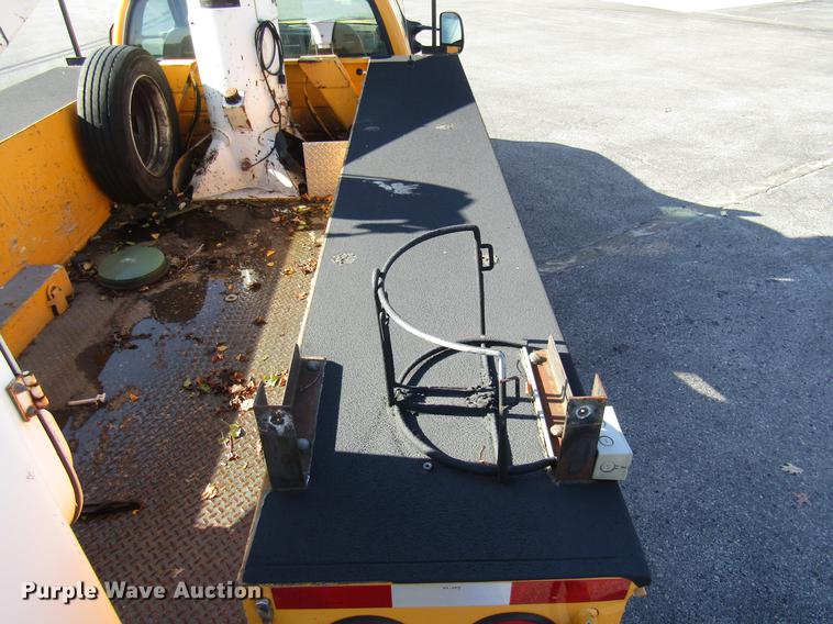 image for item DE5908 2004 Ford F550 bucket truck