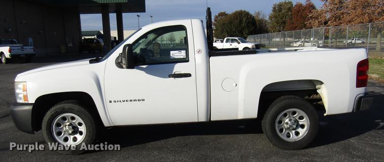 image for item DE5913 2007 Chevrolet Silverado 1500 pickup truck