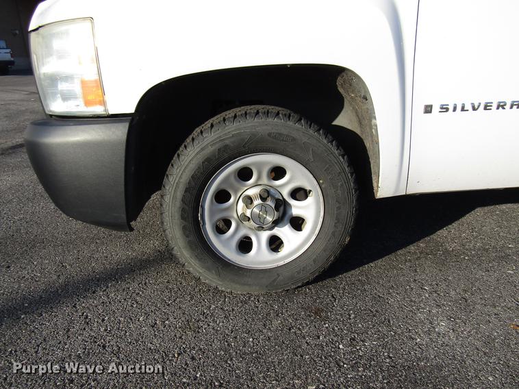 image for item DE5913 2007 Chevrolet Silverado 1500 pickup truck