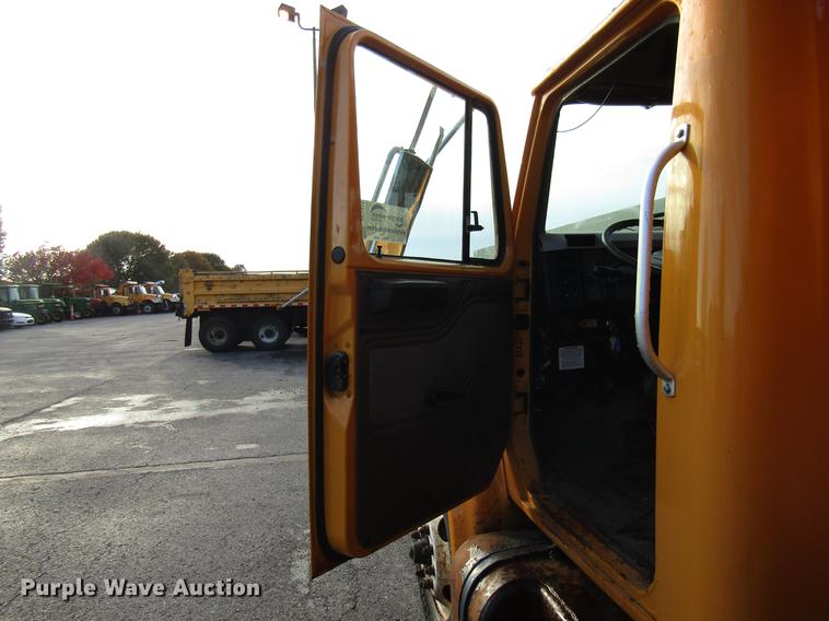 image for item DE5914 2002 International 4900 dump truck